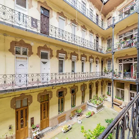 Grand Soho Apartment