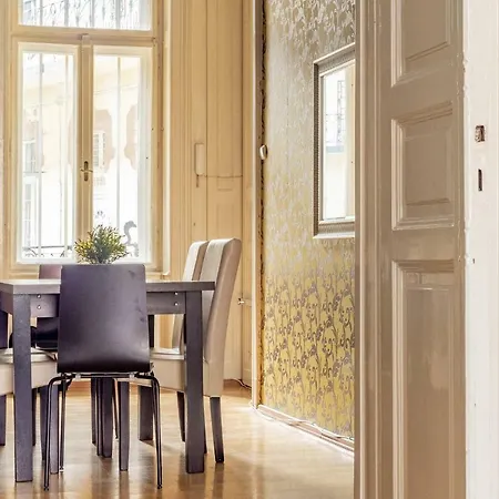 Grand Soho Apartment *