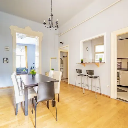 Grand Soho Apartment